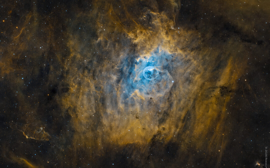 Bubble Nebula (la “Bulle”) et M52 dans un même champ, rendu HOO
